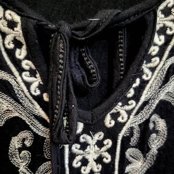 Araxa Black and White Embroidered Long Sleeve Sharkbite Boho Tunic Plus … - Picture 3 of 4